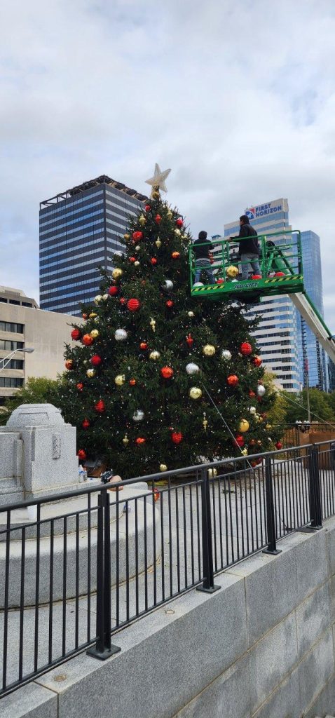 adding-the-star-to-the-capitol-tree-in-nashville-tn
